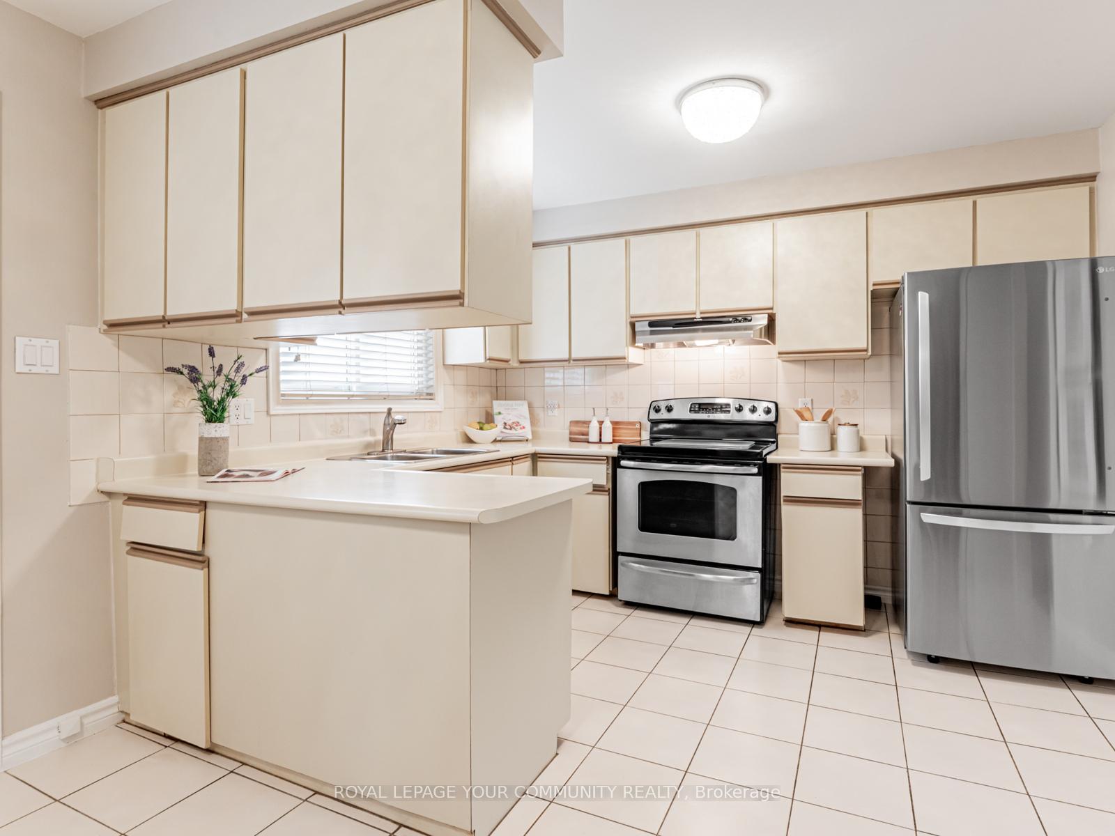 Photo 32 of 1 Thorny Brae Drive, Markham, Royal Orchard — HOMEH