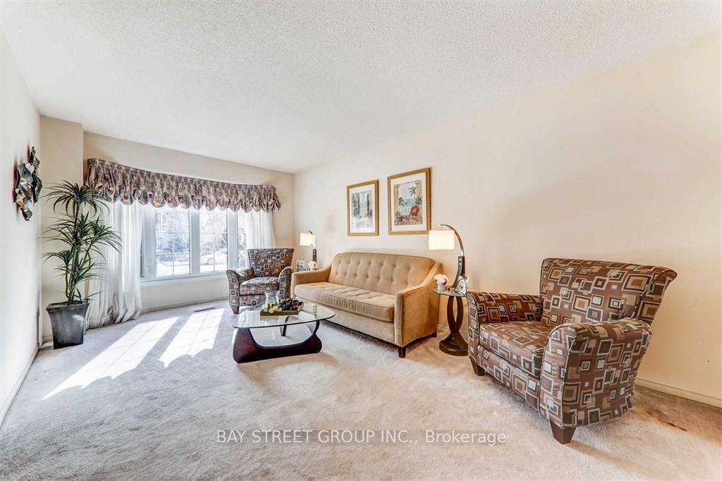 Photo 4 of 36 Norman Ross Drive, Markham, Middlefield — HOMEH