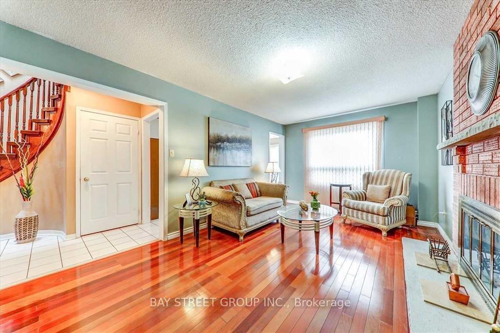 Photo 16 of 36 Norman Ross Drive, Markham, Middlefield — HOMEH