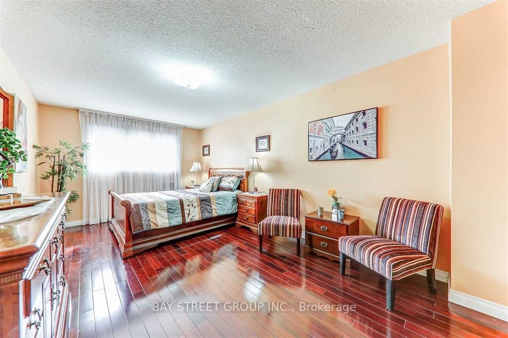 Photo 13 of 36 Norman Ross Drive, Markham, Middlefield — HOMEH