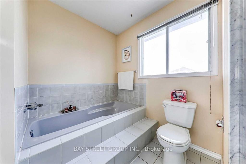 Photo 7 of 36 Norman Ross Drive, Markham, Middlefield — HOMEH