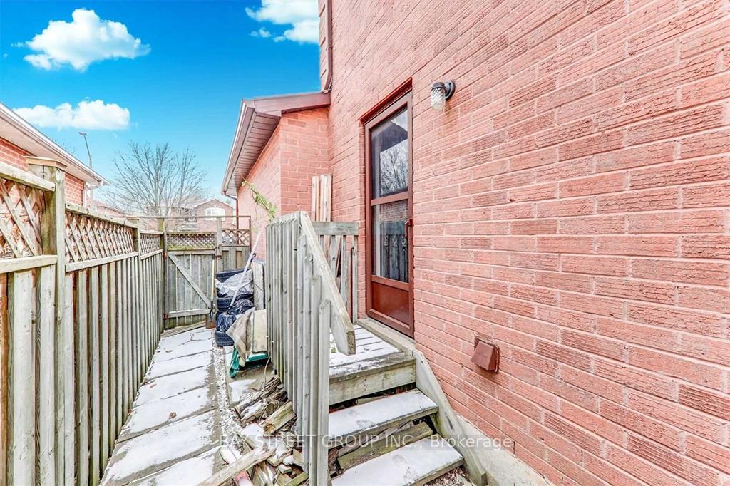 Photo 23 of 36 Norman Ross Drive, Markham, Middlefield — HOMEH