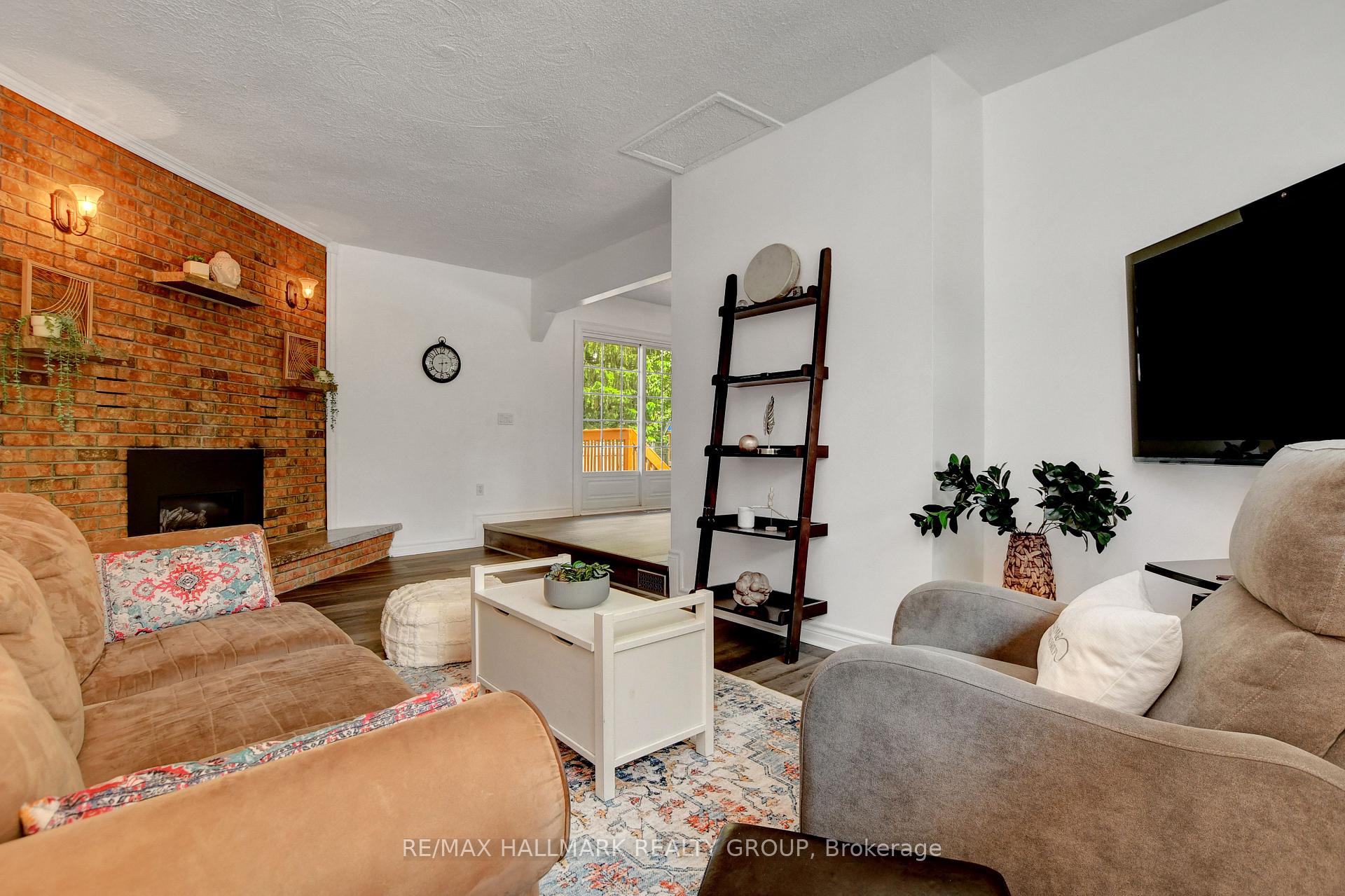 Photo 11 of 43 Gamble Drive, Ottawa, Richmond — HOMEH