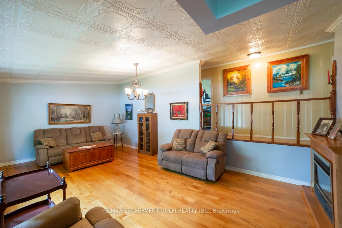 Photo 2 of 4572 Ontario Street, Lincoln, Lincoln Lake — HOMEH