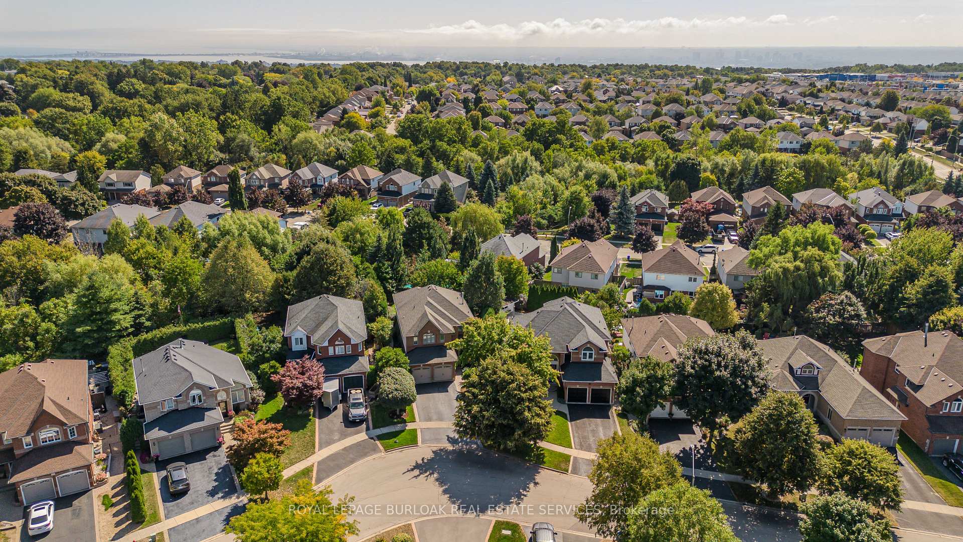 Photo 5 of 16 Arnhem Court, Hamilton, Waterdown — HOMEH