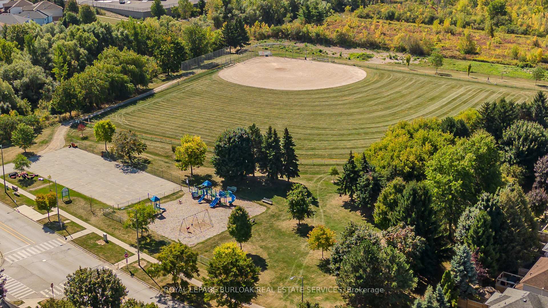 Photo 32 of 16 Arnhem Court, Hamilton, Waterdown — HOMEH