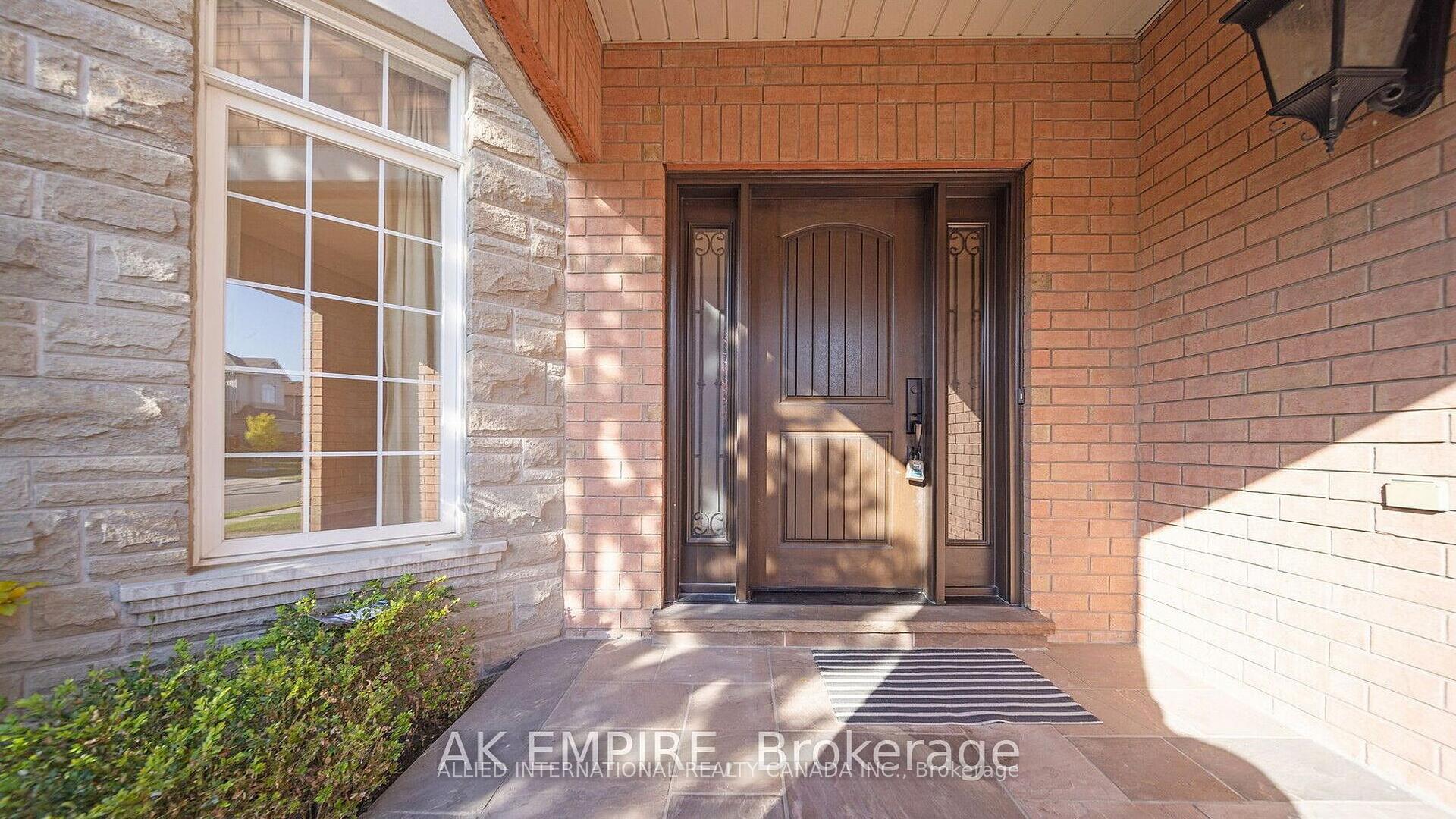 Photo 12 of 67 Saint Hubert Drive, Brampton, Vales of Castlemore North — HOMEH