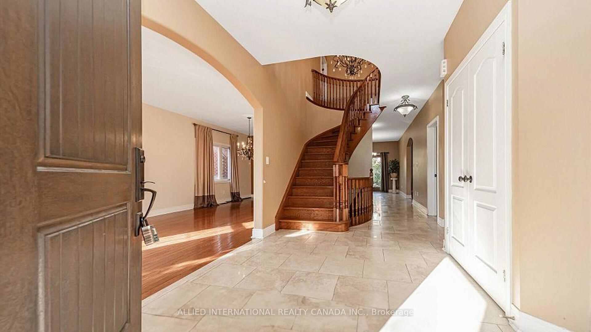 Photo 13 of 67 Saint Hubert Drive, Brampton, Vales of Castlemore North — HOMEH