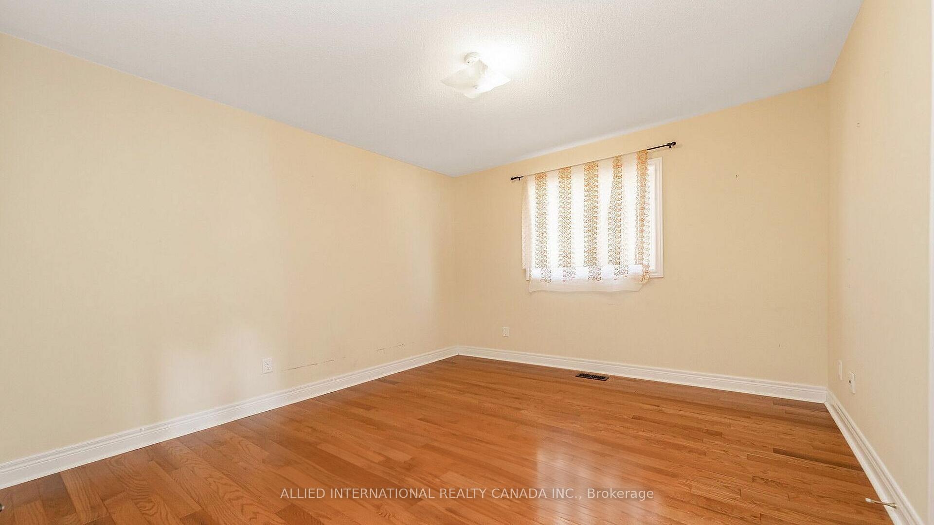 Photo 4 of 67 Saint Hubert Drive, Brampton, Vales of Castlemore North — HOMEH
