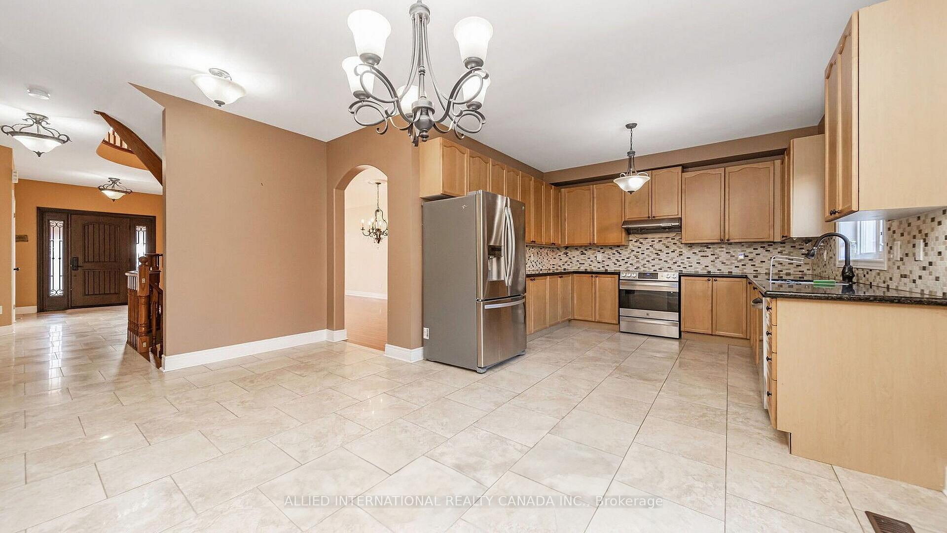 Photo 6 of 67 Saint Hubert Drive, Brampton, Vales of Castlemore North — HOMEH