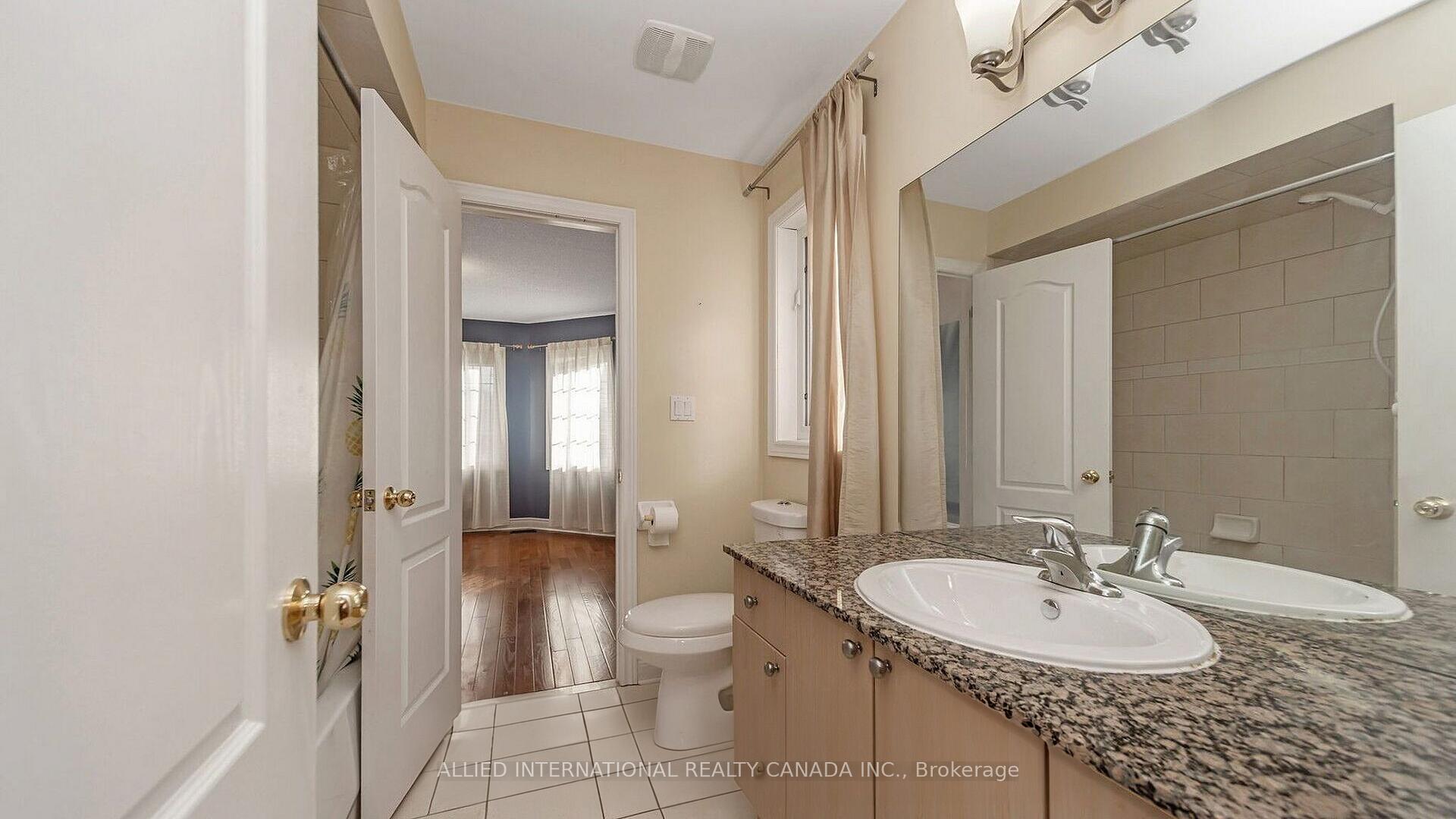 Photo 19 of 67 Saint Hubert Drive, Brampton, Vales of Castlemore North — HOMEH