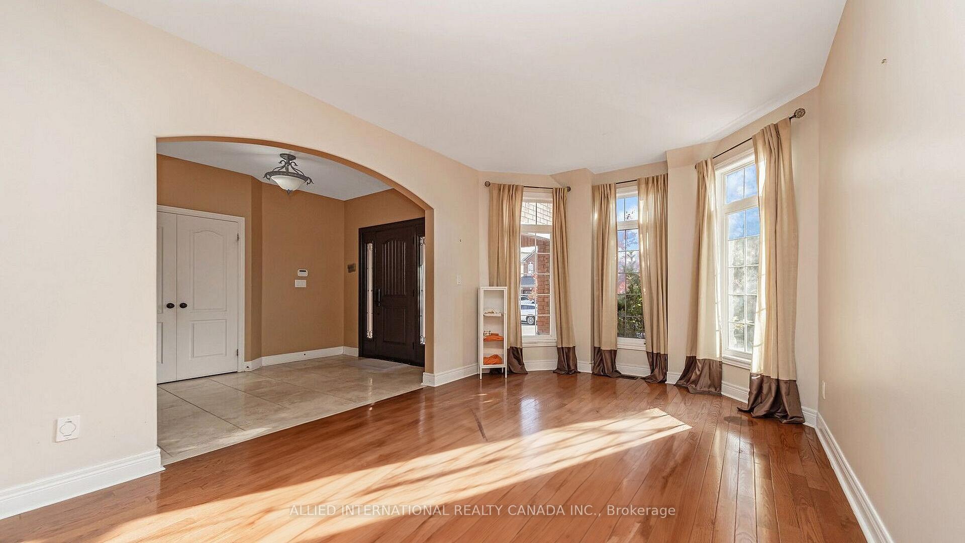 Photo 30 of 67 Saint Hubert Drive, Brampton, Vales of Castlemore North — HOMEH