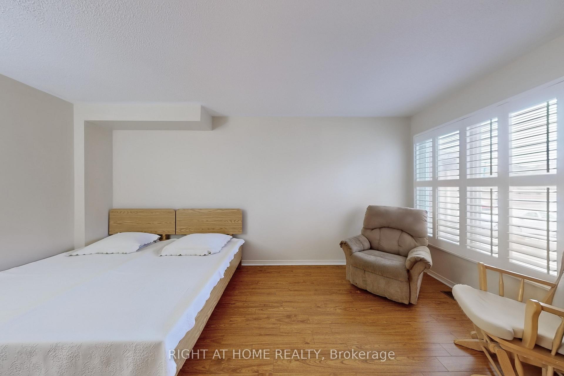 Photo 7 of 23 Duggan Drive, Brampton, Fletcher's West — HOMEH
