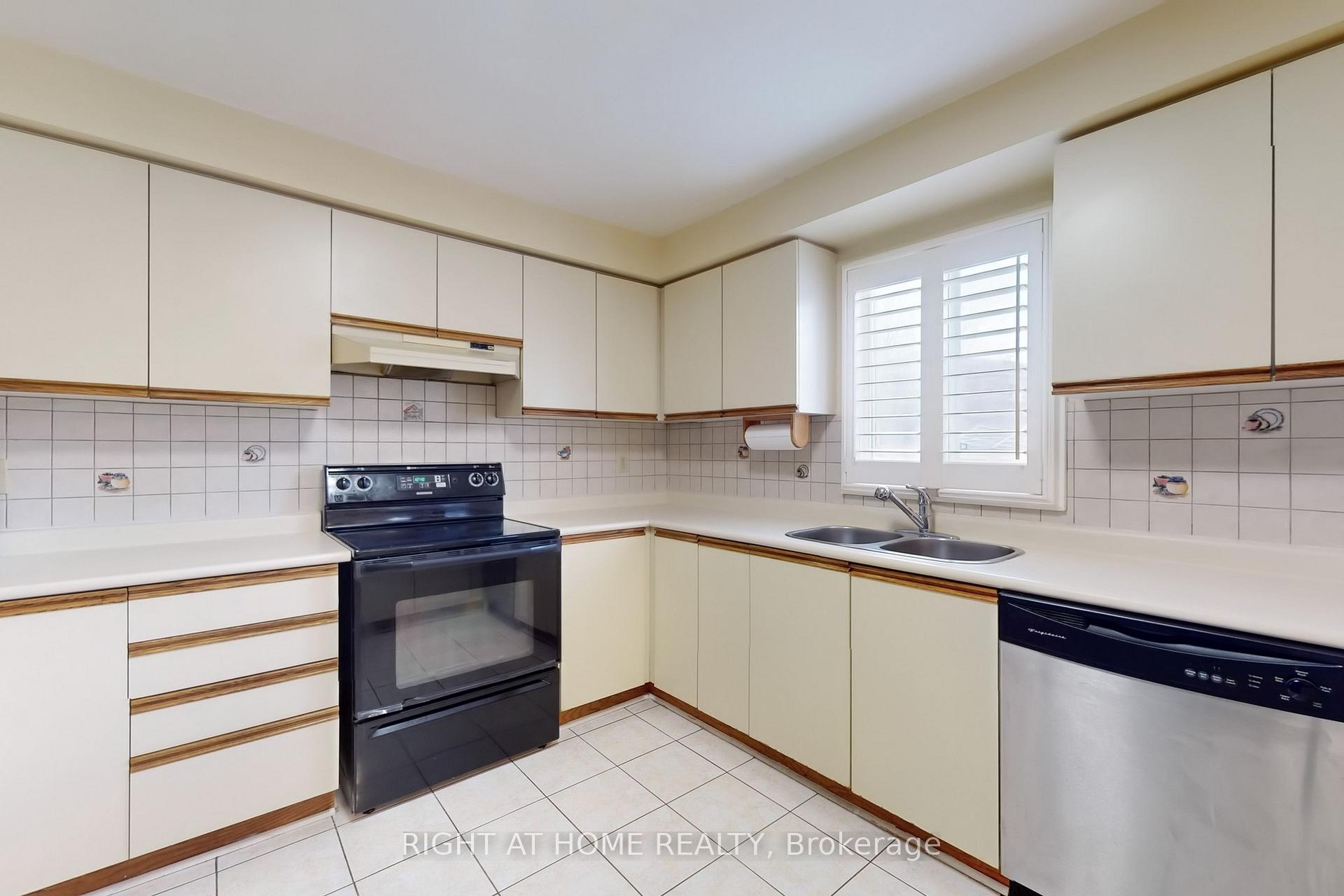 Photo 4 of 23 Duggan Drive, Brampton, Fletcher's West — HOMEH