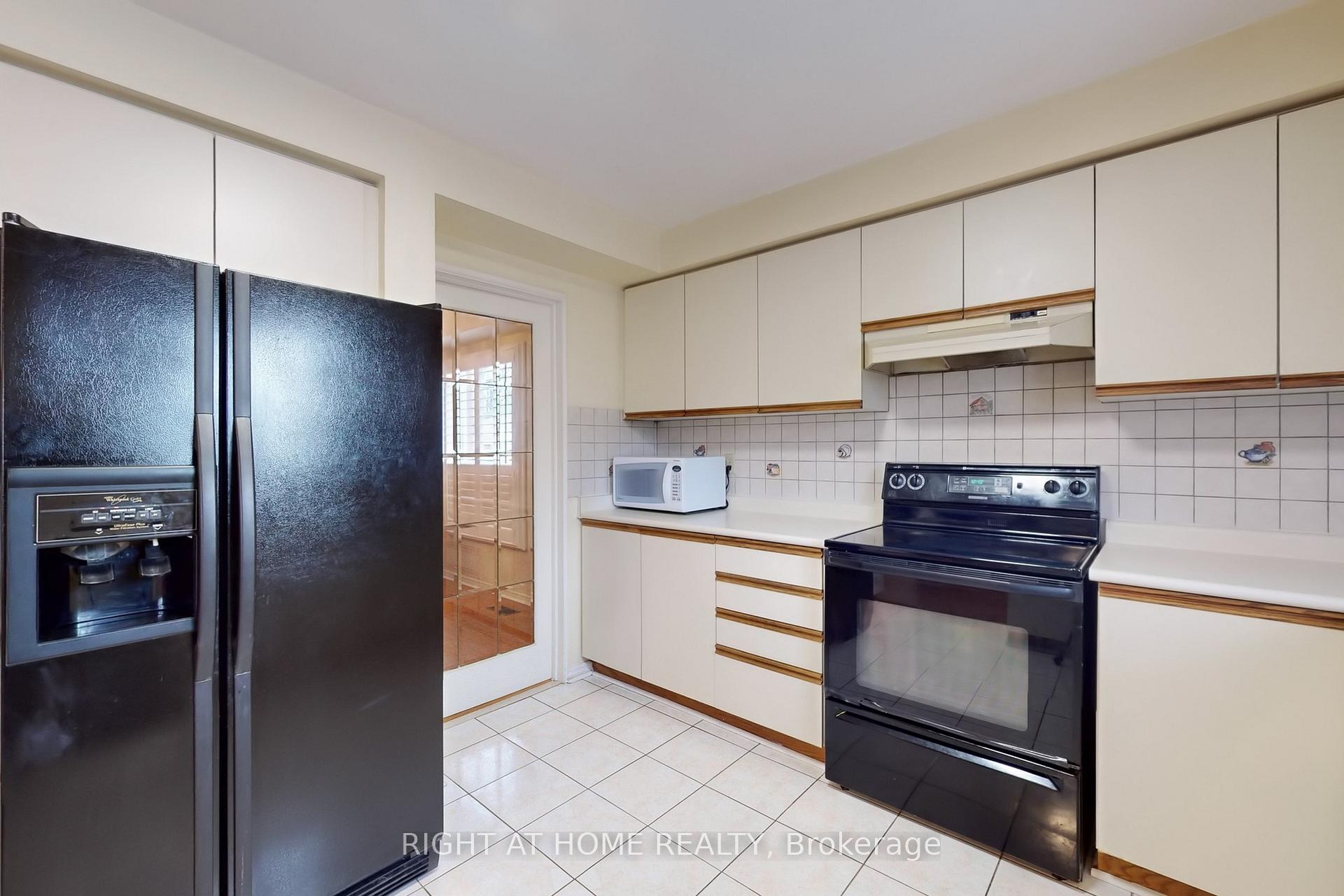 Photo 9 of 23 Duggan Drive, Brampton, Fletcher's West — HOMEH