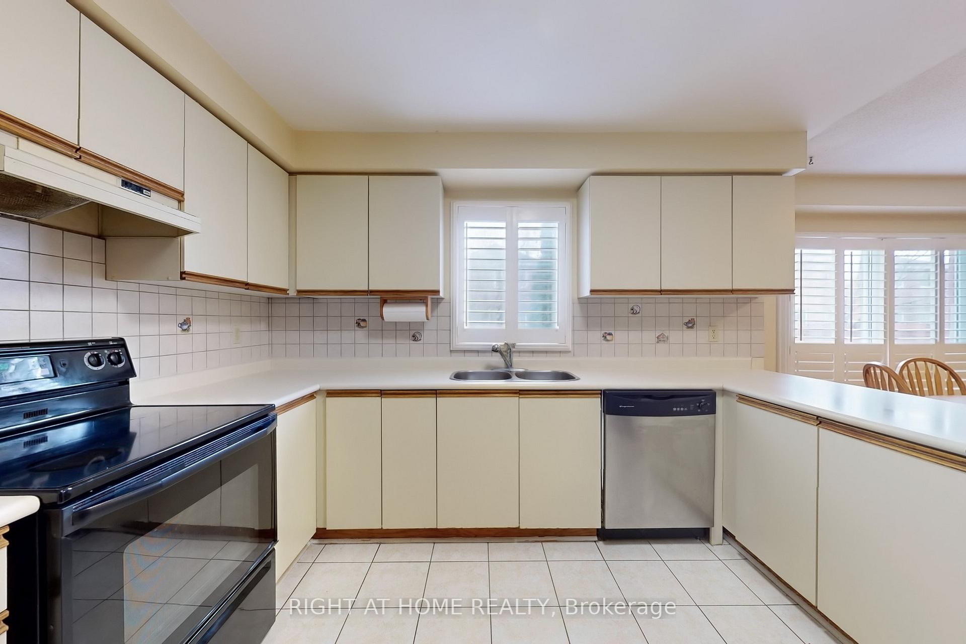 Photo 12 of 23 Duggan Drive, Brampton, Fletcher's West — HOMEH