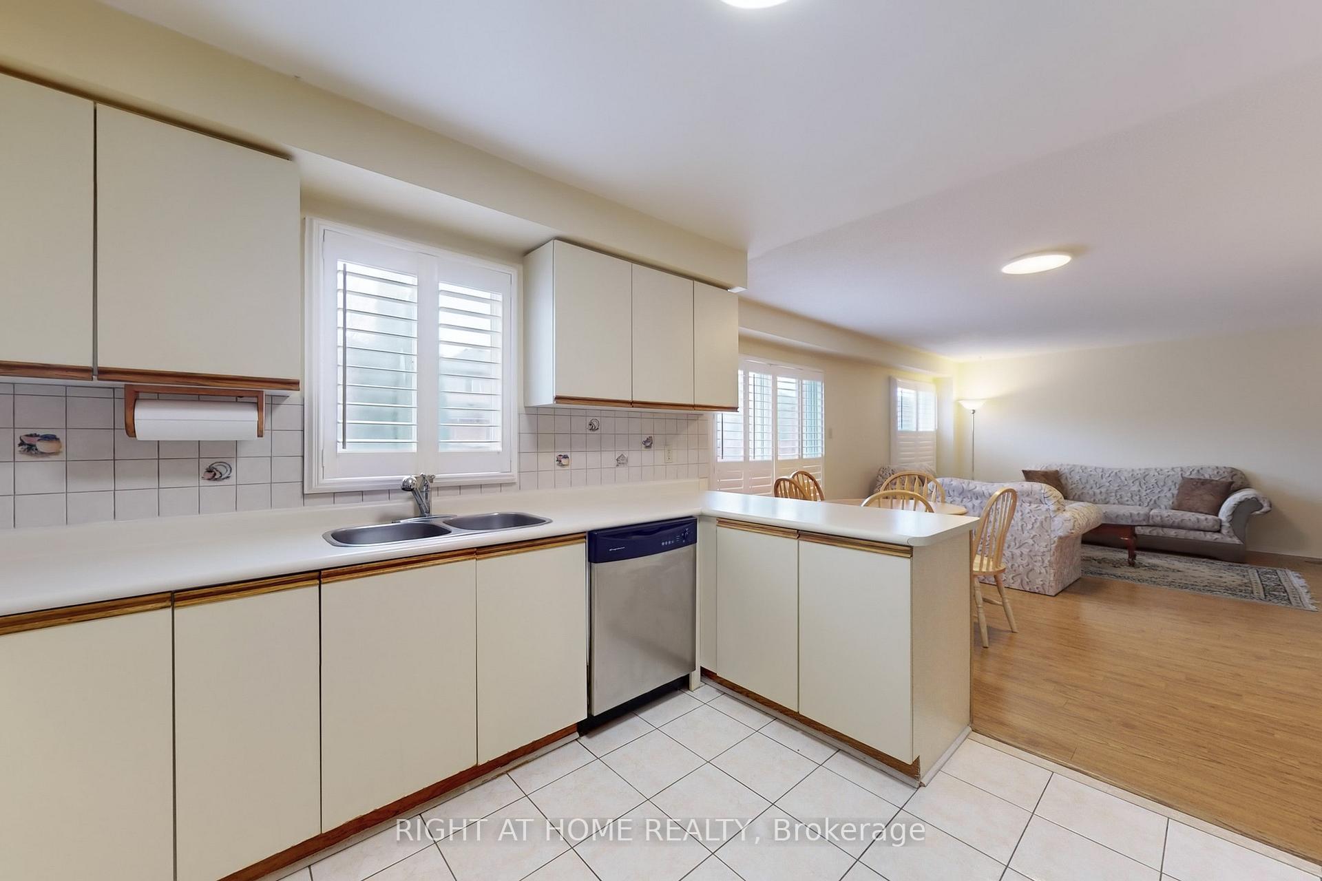 Photo 11 of 23 Duggan Drive, Brampton, Fletcher's West — HOMEH