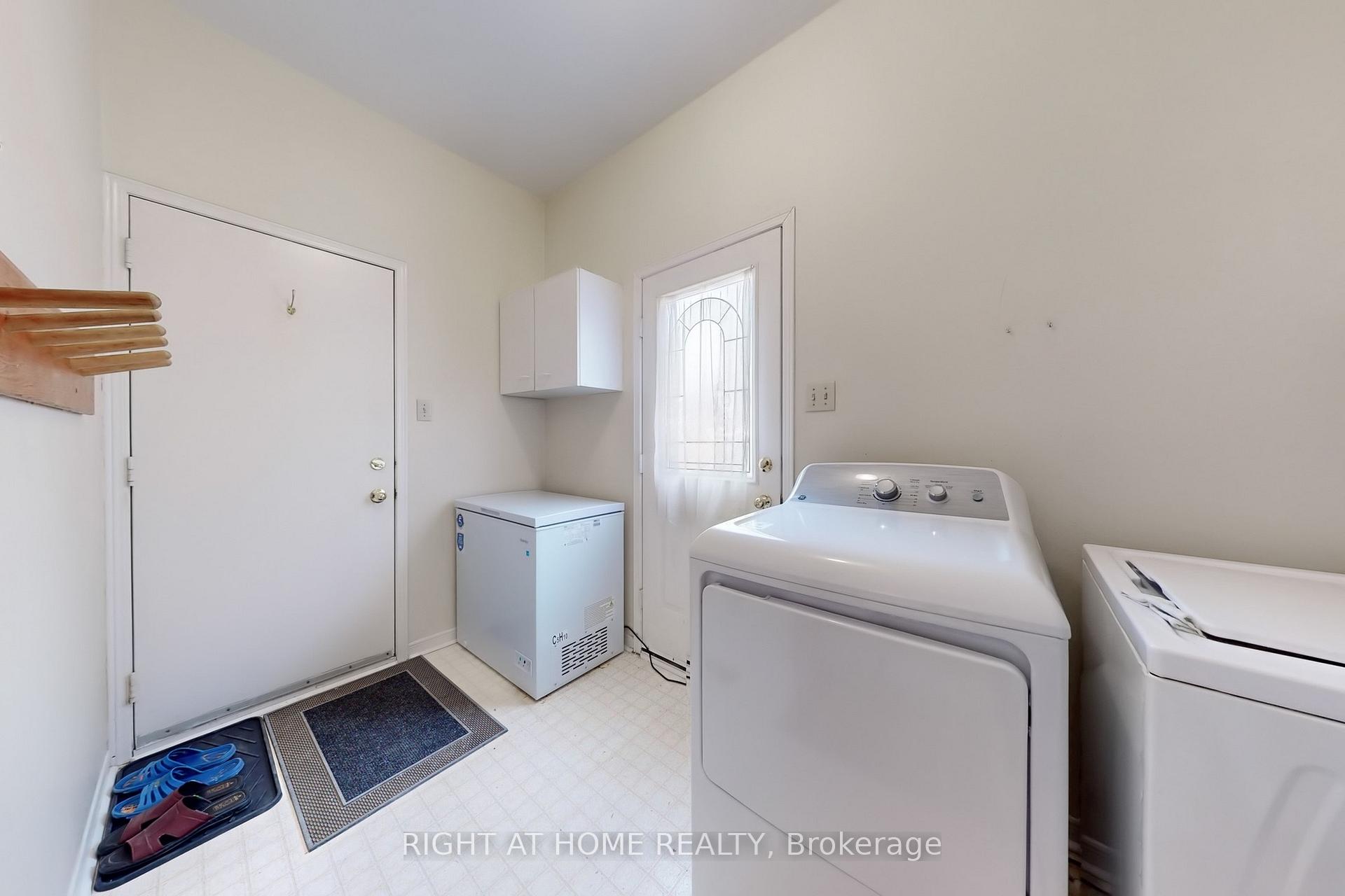 Photo 14 of 23 Duggan Drive, Brampton, Fletcher's West — HOMEH