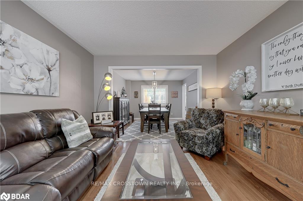 Photo 18 of 19 Allsop Crescent, Barrie, Holly — HOMEH
