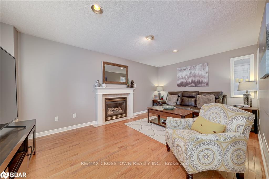 Photo 19 of 19 Allsop Crescent, Barrie, Holly — HOMEH