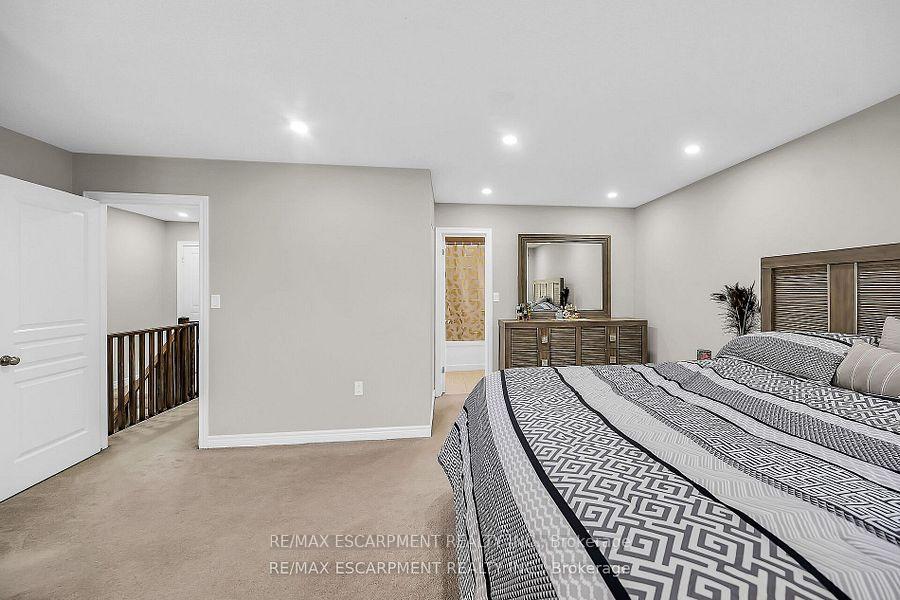 Photo 18 of 8 Charleswood Crescent, Hamilton, Stoney Creek — HOMEH