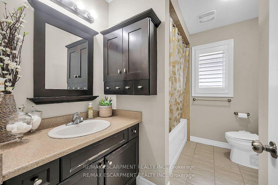 Photo 23 of 8 Charleswood Crescent, Hamilton, Stoney Creek — HOMEH