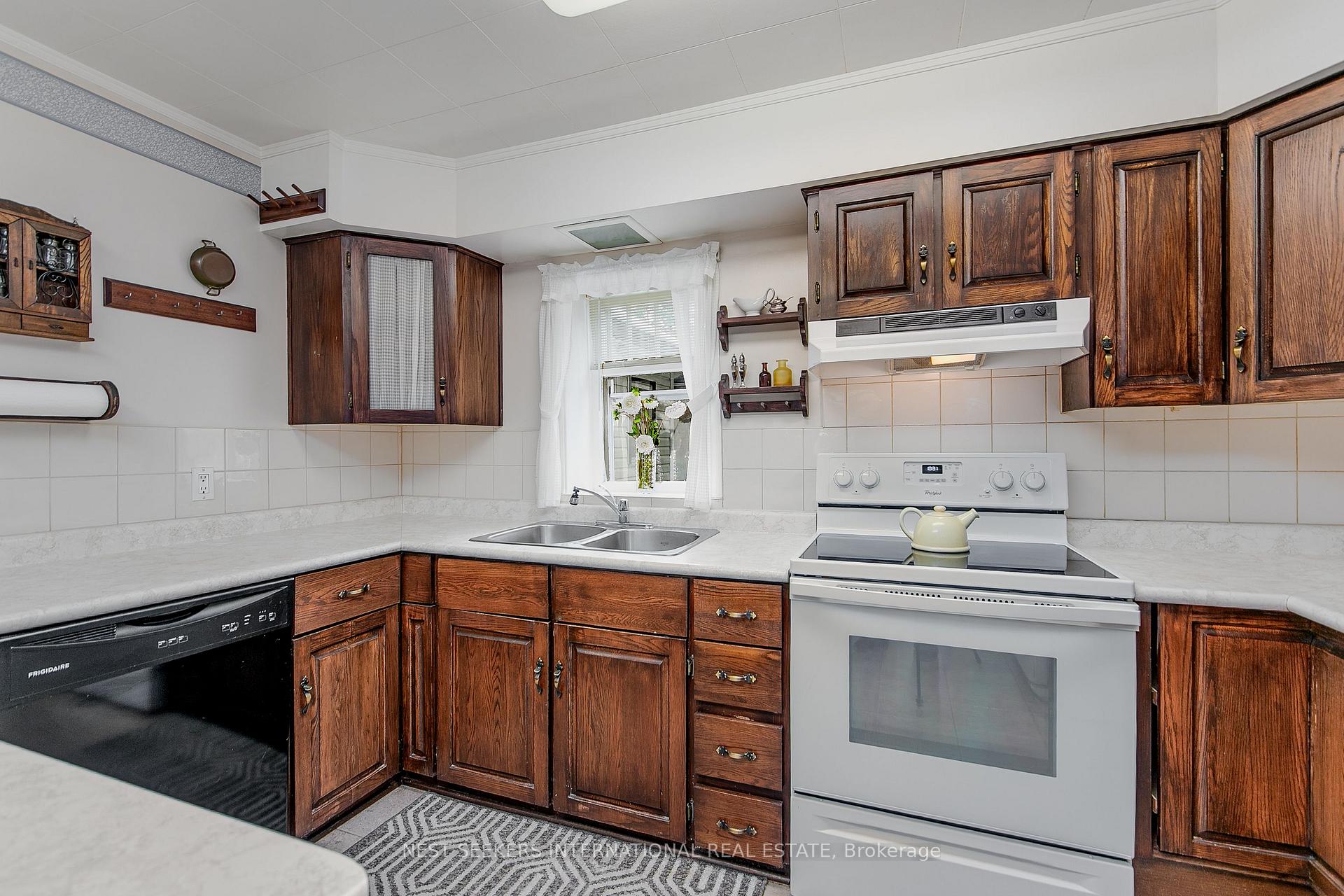 Photo 13 of 2 Empress Lane, Innisfil, Cookstown — HOMEH