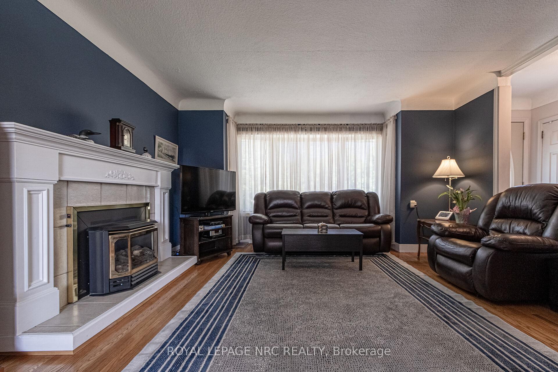 Photo 3 of 2 Juliana Crescent, St. Catharines, Lakeport — HOMEH