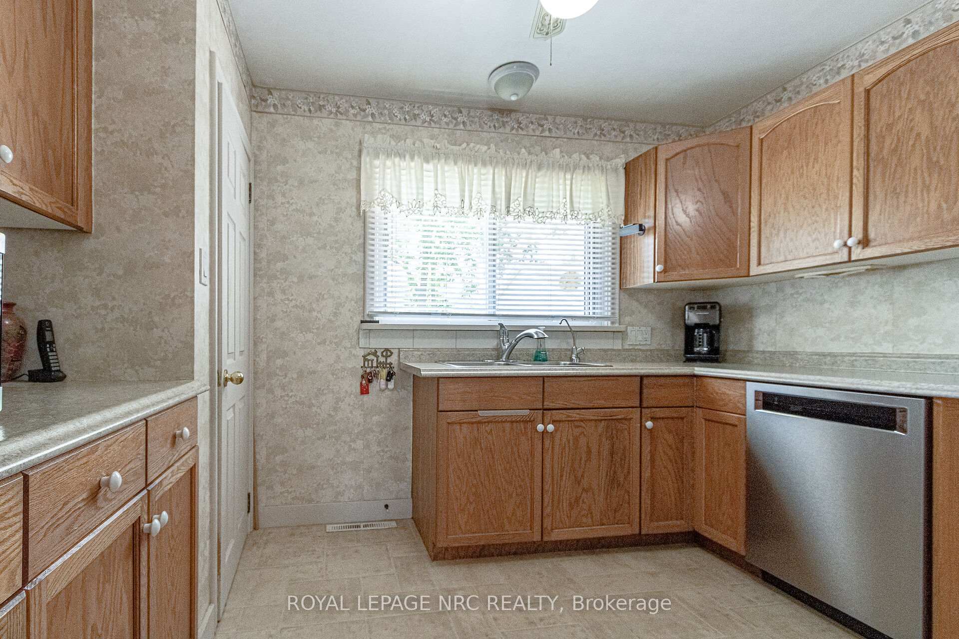 Photo 8 of 2 Juliana Crescent, St. Catharines, Lakeport — HOMEH