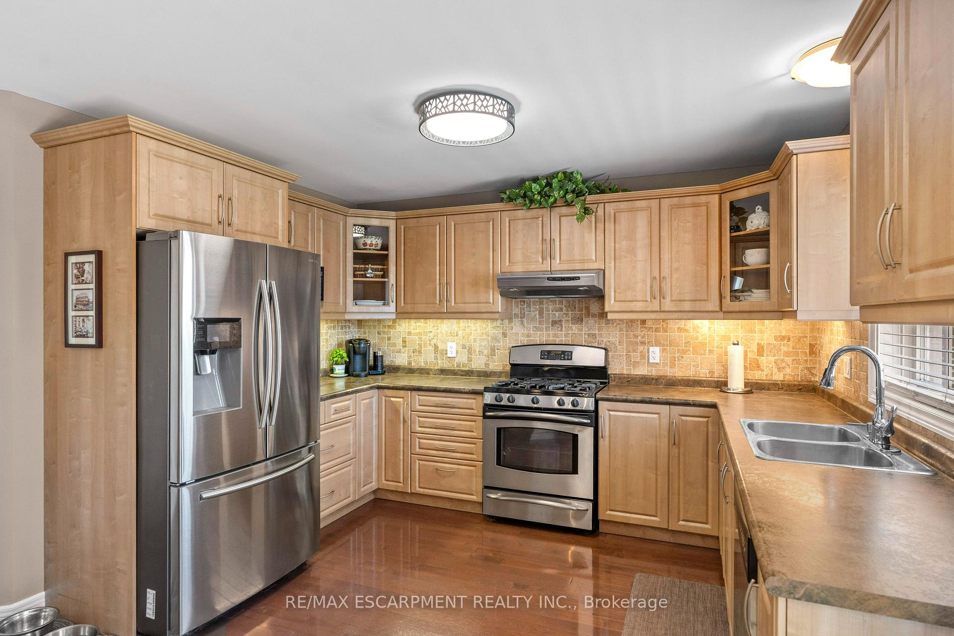 Photo 8 of 28 Edgecroft Crescent, Hamilton, Stoney Creek — HOMEH