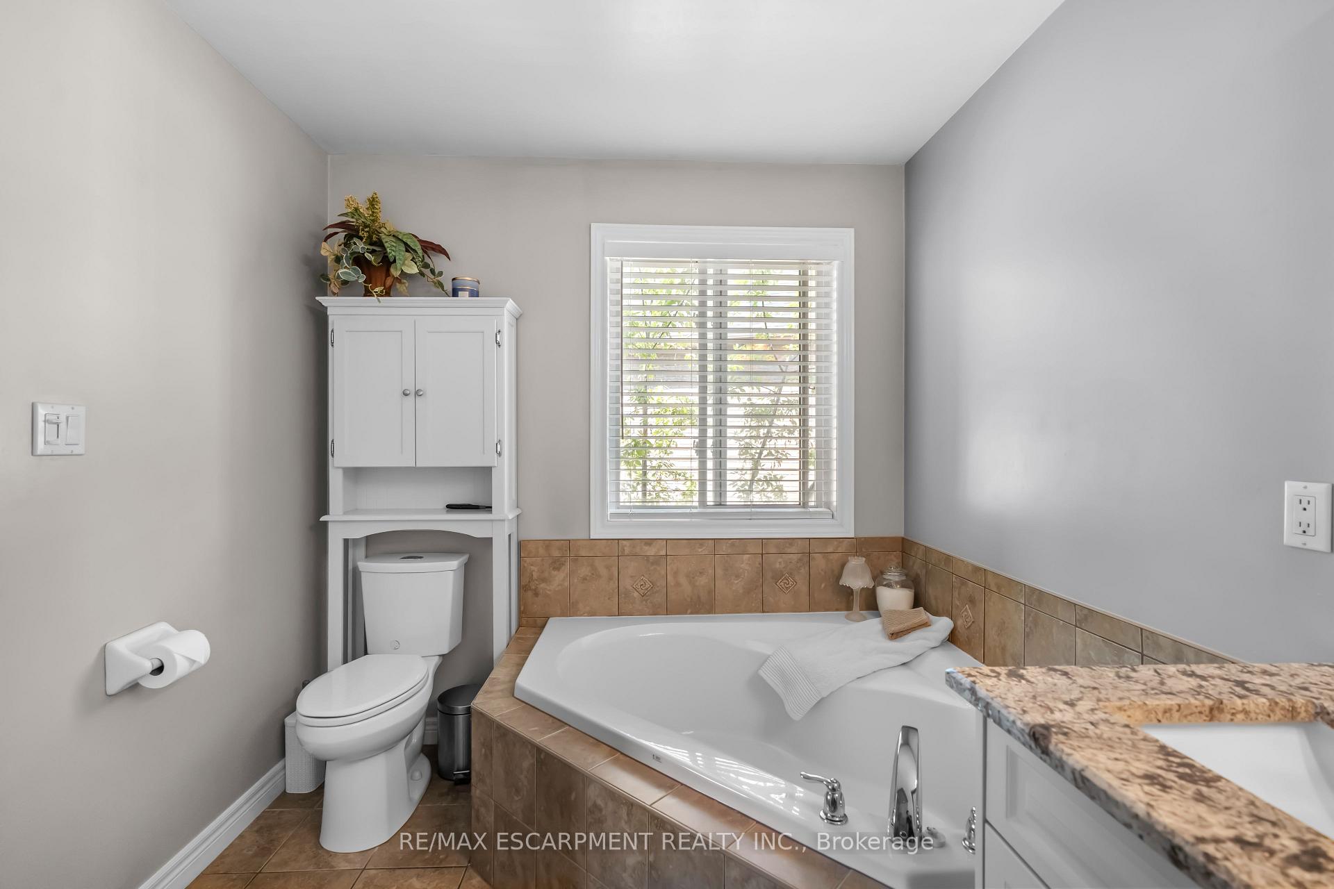 Photo 12 of 28 Edgecroft Crescent, Hamilton, Stoney Creek — HOMEH