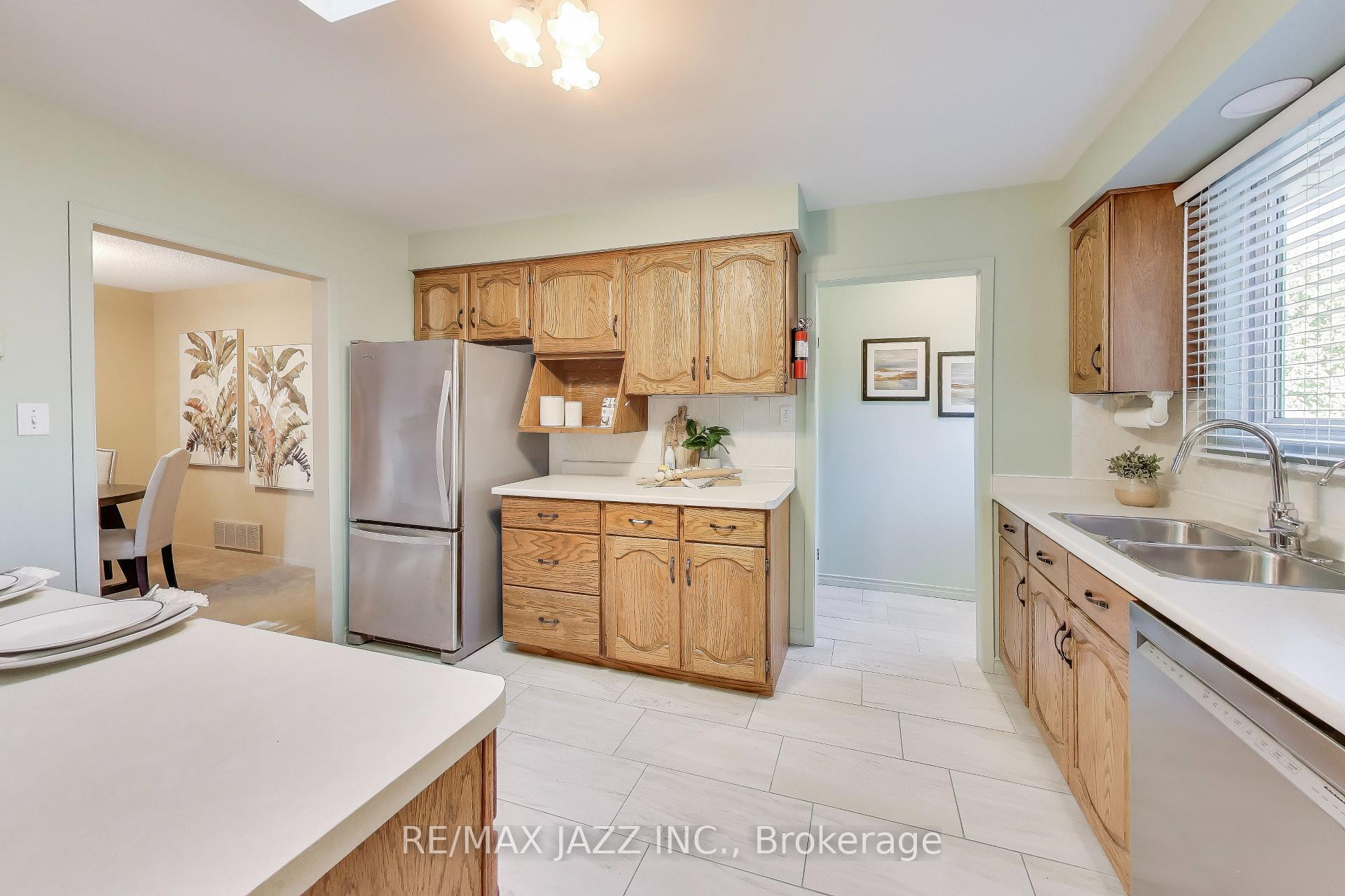 Photo 10 of 417 Crestwood Drive, Oshawa, O'Neill — HOMEH