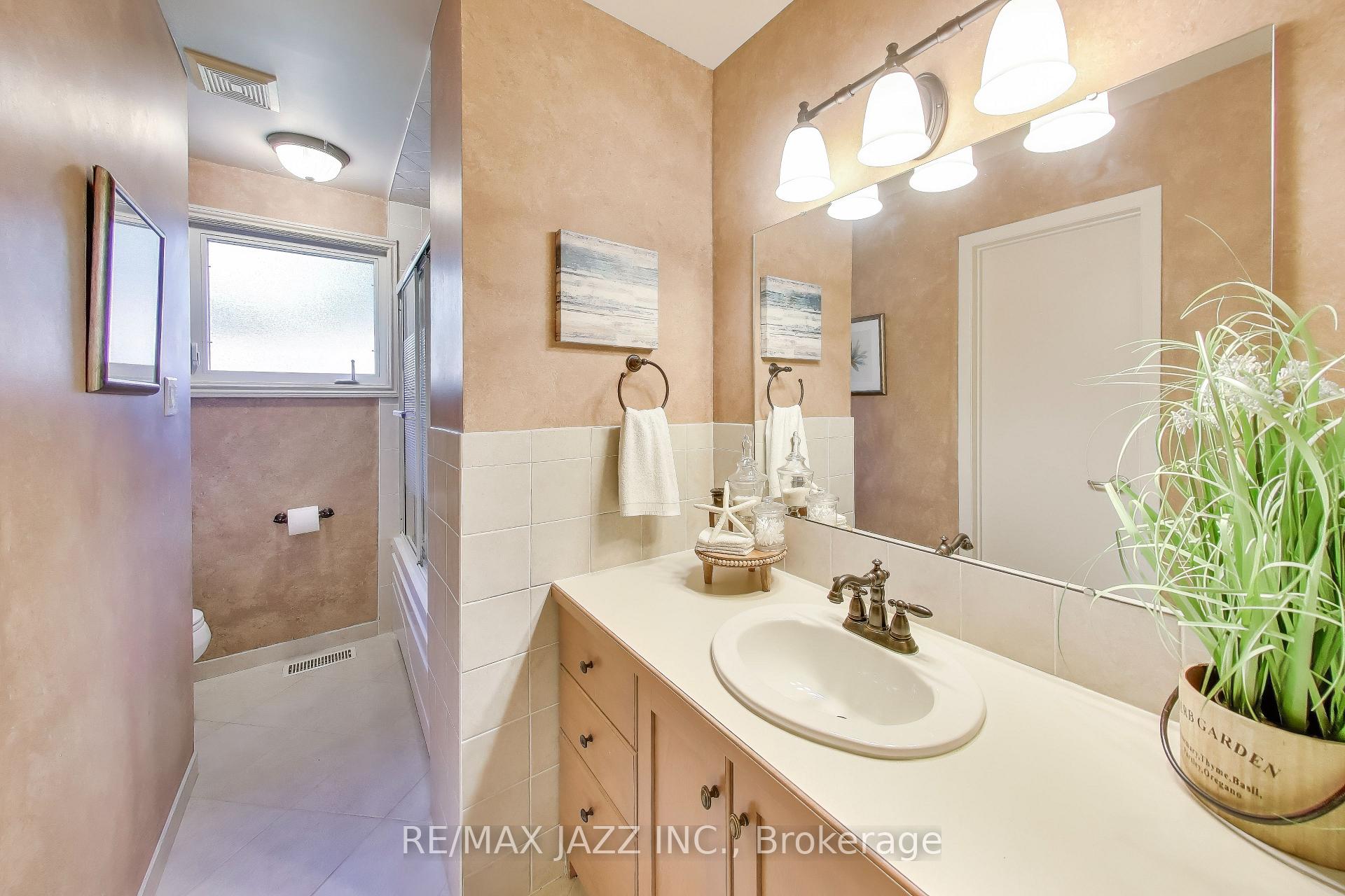 Photo 16 of 417 Crestwood Drive, Oshawa, O'Neill — HOMEH