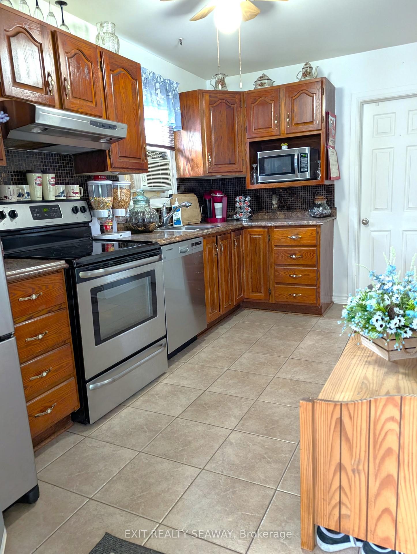 Photo 2 of 710 Killarney Avenue, Cornwall — HOMEH