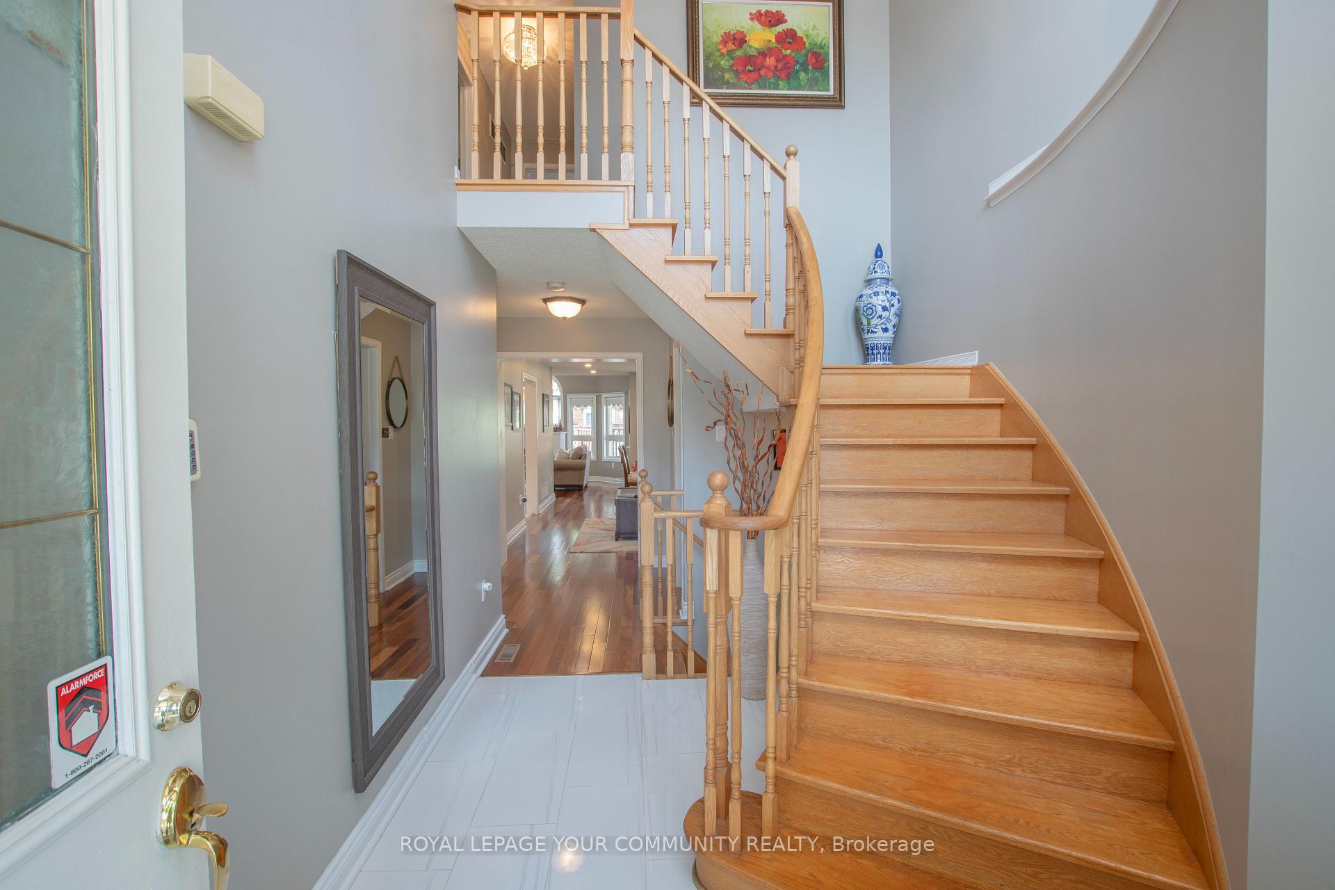 Photo 3 of 226 Kayla Crescent, Vaughan, Maple — HOMEH