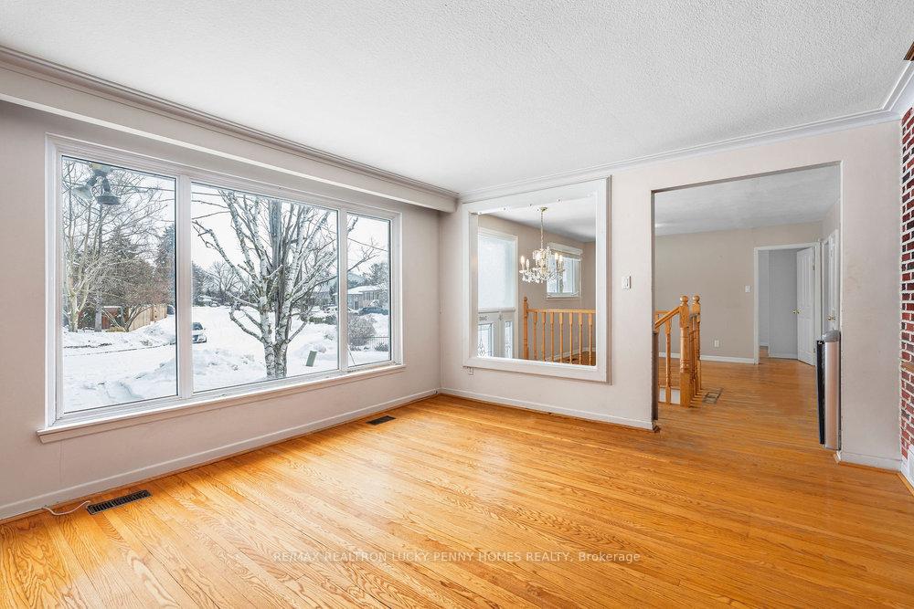 Photo 5 of 32 King Richard Court, Markham, Bullock — HOMEH
