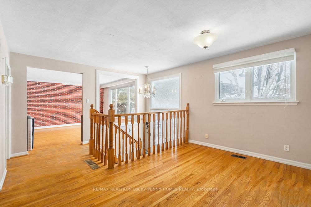 Photo 8 of 32 King Richard Court, Markham, Bullock — HOMEH