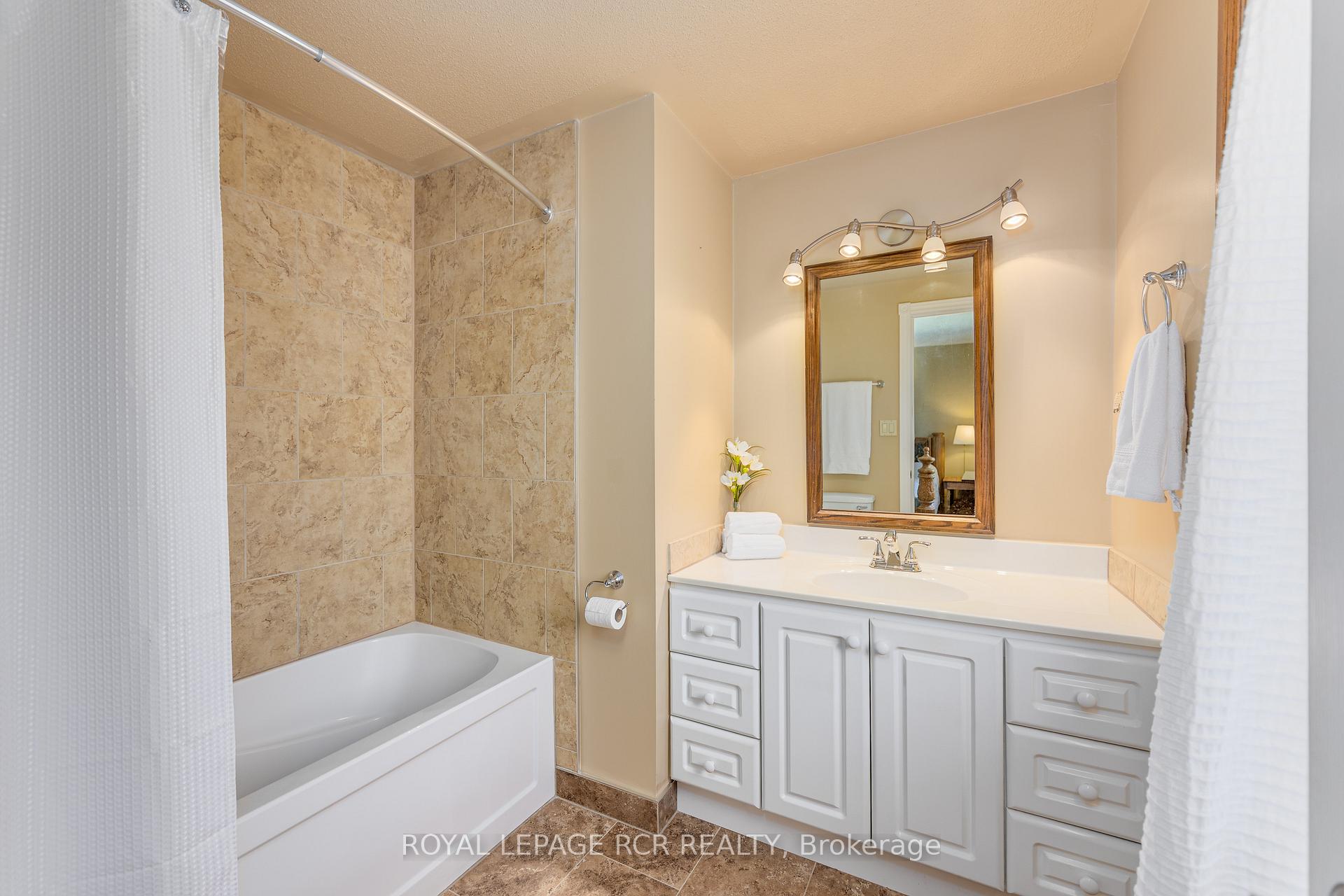 Photo 20 of 45 Rice Drive, King, Schomberg — HOMEH