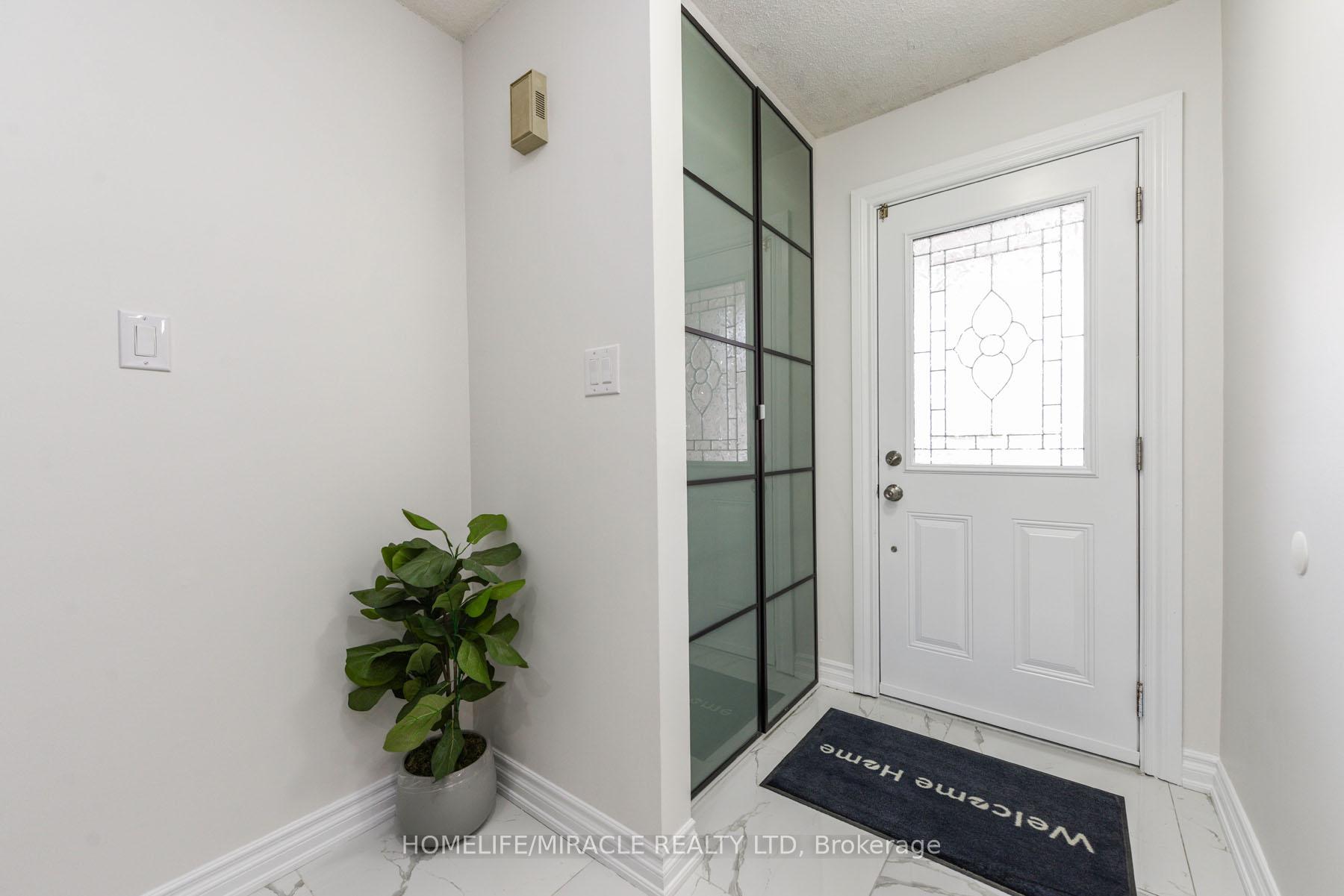 Photo 3 of 40 Calmist Crescent, Brampton, Fletcher's West — HOMEH