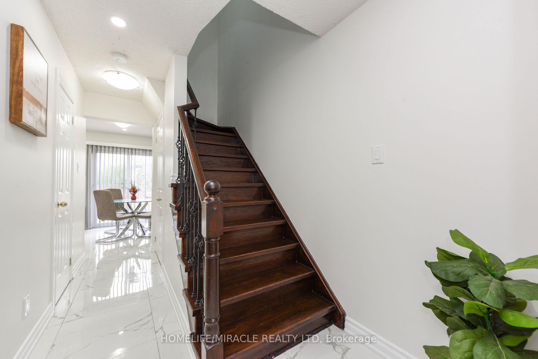 Photo 6 of 40 Calmist Crescent, Brampton, Fletcher's West — HOMEH