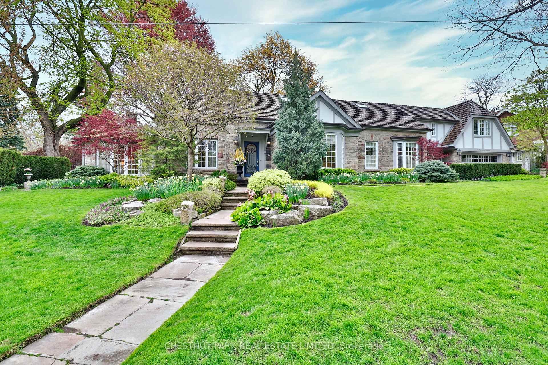 Photo 11 of 10 Weybourne Crescent, Toronto, Lawrence Park South — HOMEH