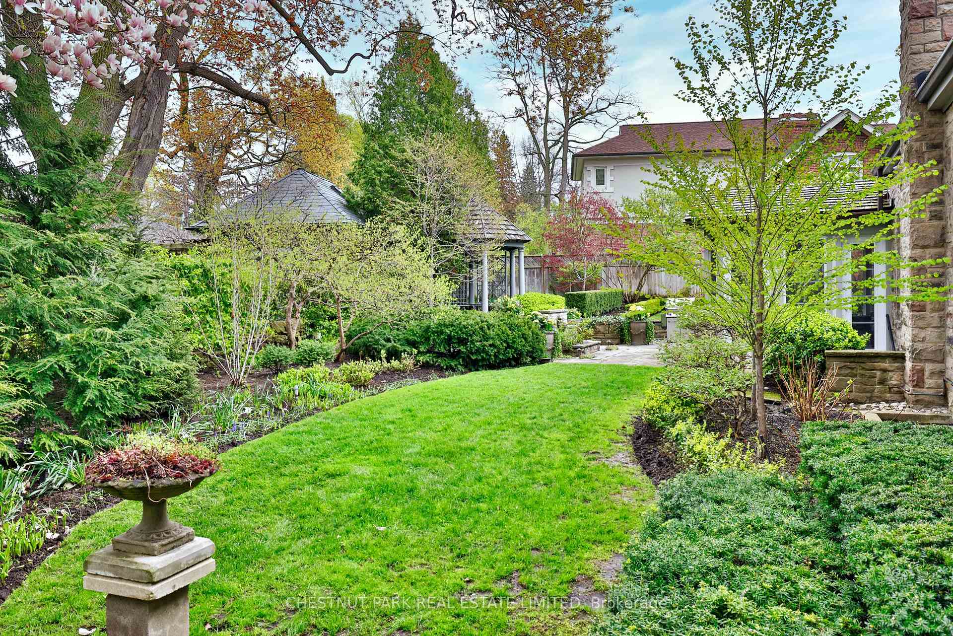 Photo 35 of 10 Weybourne Crescent, Toronto, Lawrence Park South — HOMEH