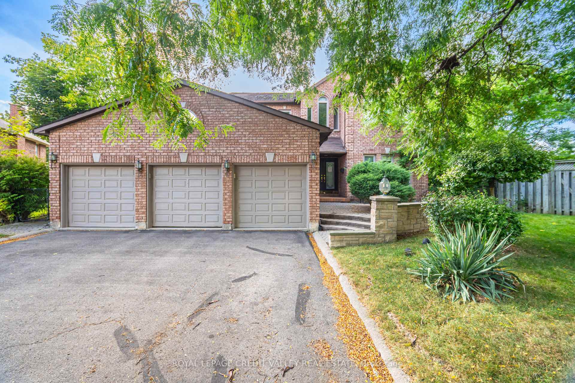 Photo 1 of 14 Starling Court, Brampton, Snelgrove — HOMEH