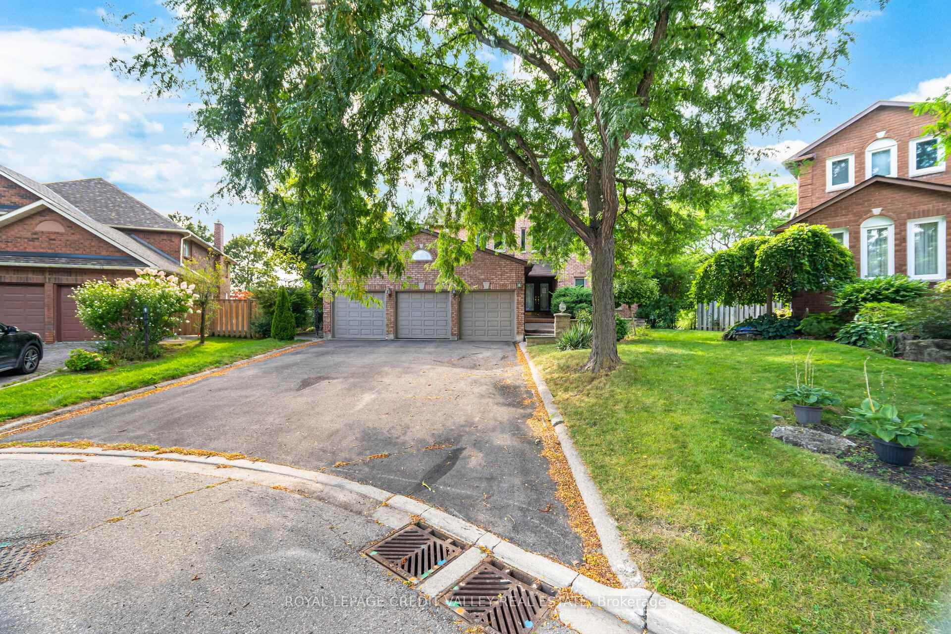 Photo 2 of 14 Starling Court, Brampton, Snelgrove — HOMEH