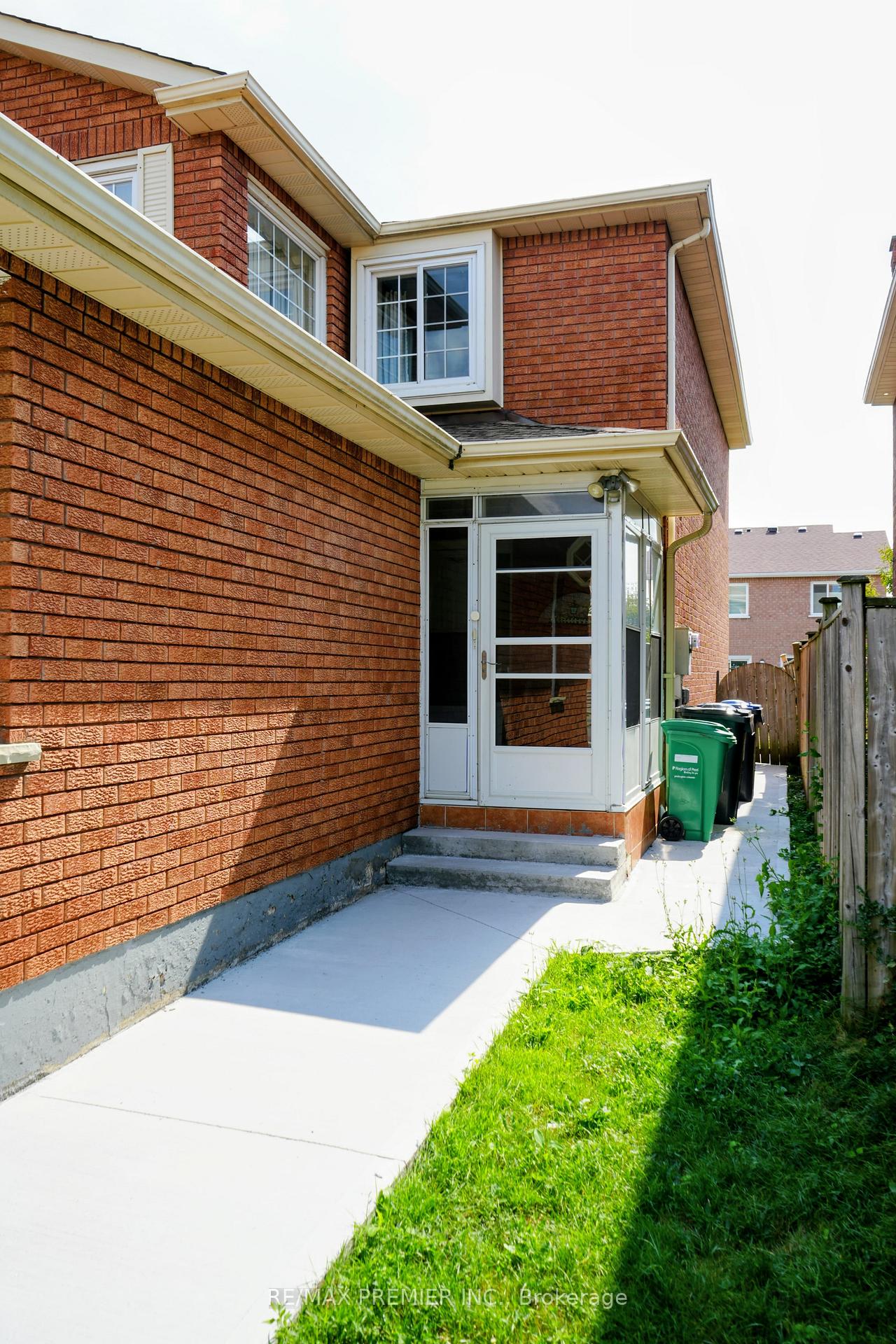 Photo 5 of 40 Kentucky Drive, Brampton, Fletcher's Creek South — HOMEH