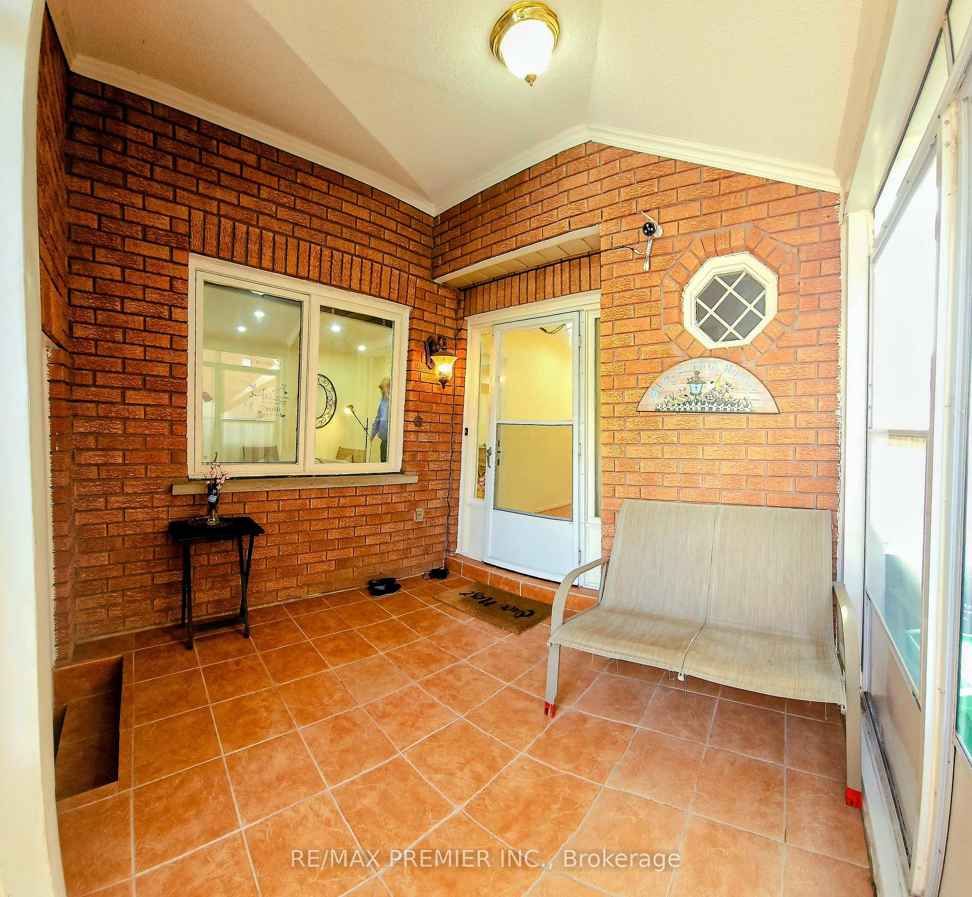 Photo 11 of 40 Kentucky Drive, Brampton, Fletcher's Creek South — HOMEH