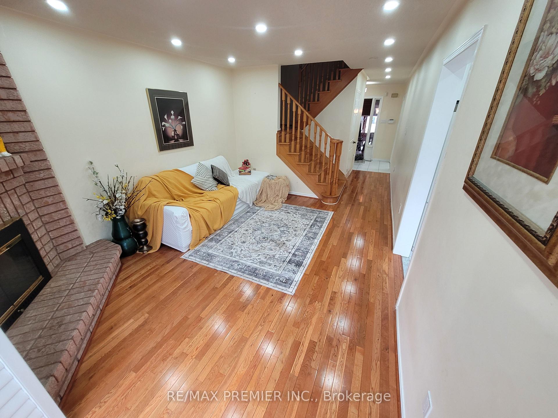 Photo 12 of 40 Kentucky Drive, Brampton, Fletcher's Creek South — HOMEH
