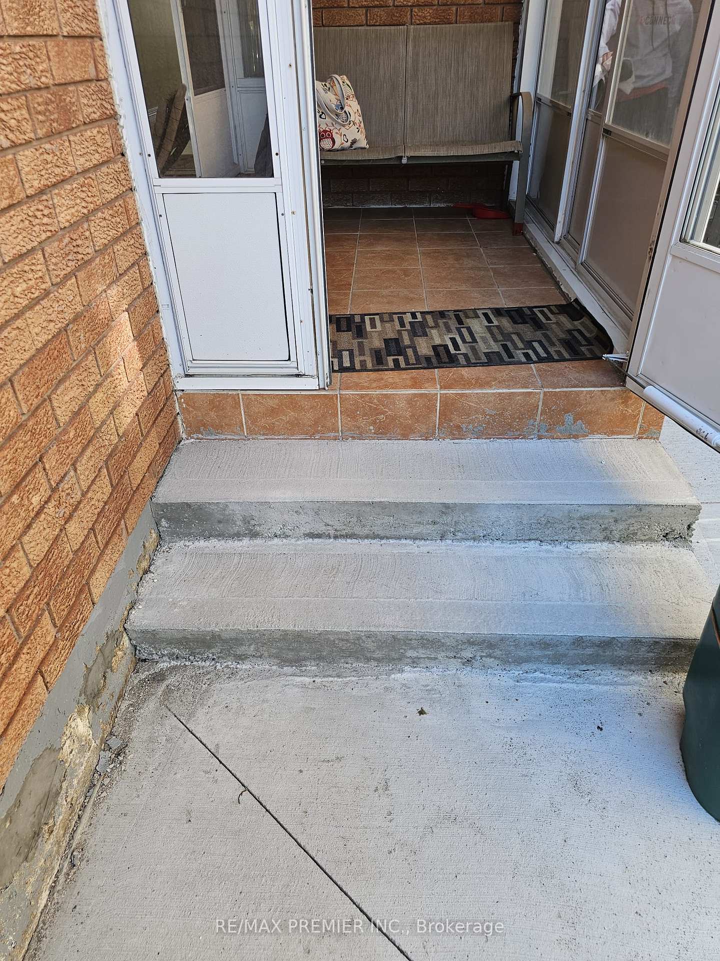 Photo 10 of 40 Kentucky Drive, Brampton, Fletcher's Creek South — HOMEH