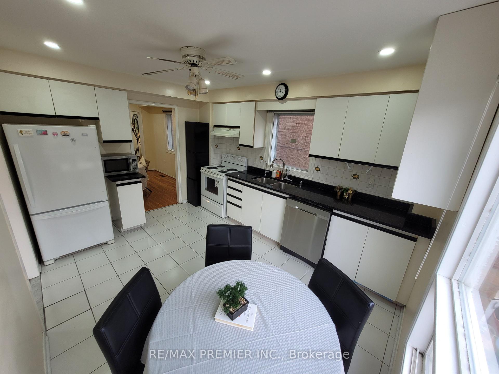 Photo 3 of 40 Kentucky Drive, Brampton, Fletcher's Creek South — HOMEH