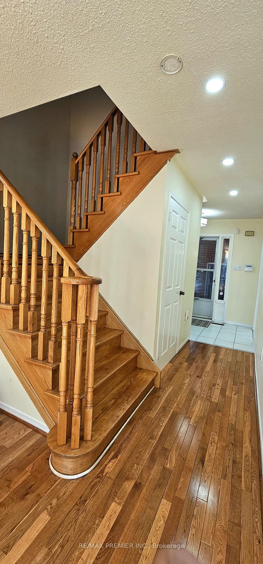 Photo 4 of 40 Kentucky Drive, Brampton, Fletcher's Creek South — HOMEH
